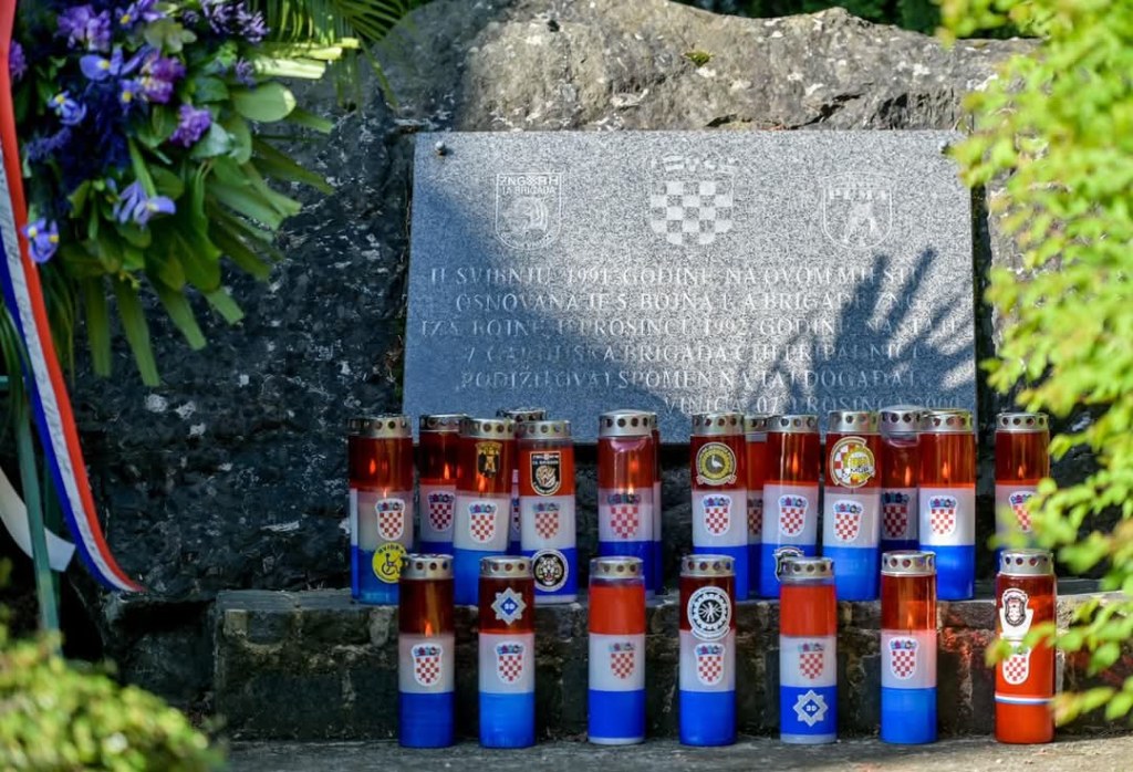 POLAGANJEM VIJENACA, PUCNJEM IZ KUBURA TE PRIGODNIM GOVORIMA  OBILJEŽENA 30. GODIŠNJICA VOJNO-REDARSTVENE OPERACIJE&nbsp;„BLJESAK“